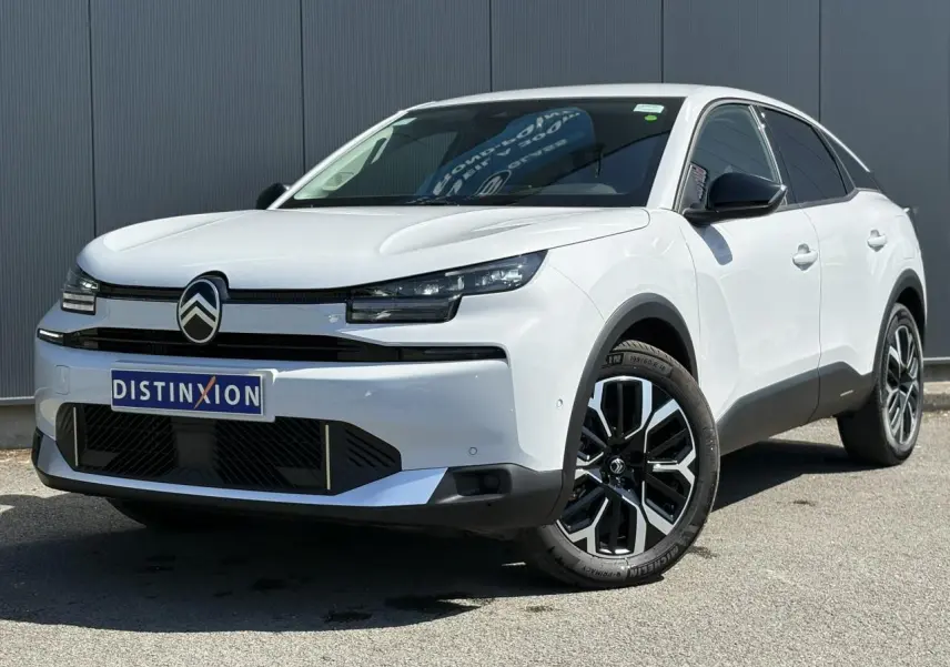 Vue 3/4 avant droite d'une Citroën C4 Hybrid blanche Okénite avec jantes alliage 18'' et rétroviseurs noirs.