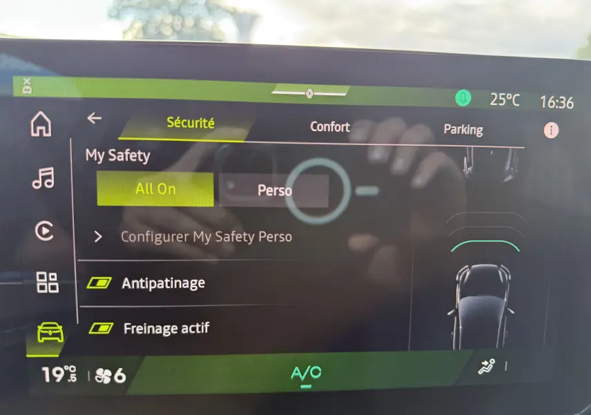 Écran tactile intérieur de la Renault Clio VI TCe 115 Techno montrant le menu de sécurité avec options activées.