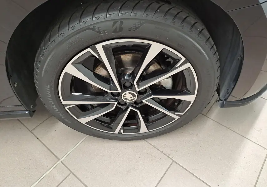 Gros plan sur la roue avant droite de la Skoda Fabia 2024 en Noir Magic Nacré avec jante alliage noire et argentée.