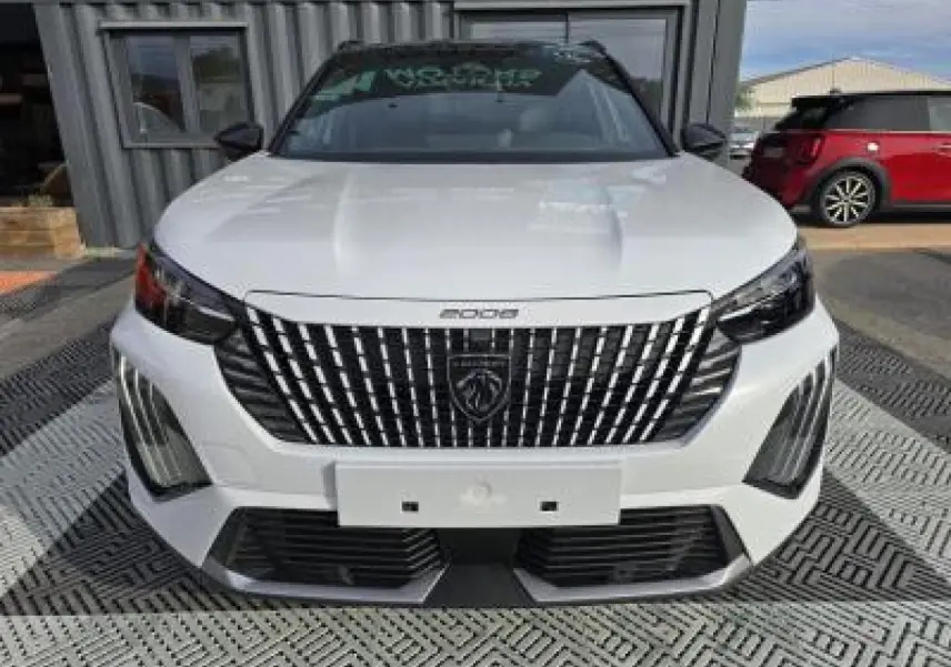 Profil droit du Peugeot 2008 hybride blanc Okenite avec toit noir et jantes alliage bi-ton 17 pouces.