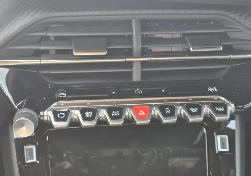 Écran tactile intérieur affichant la caméra 360° de recul du Peugeot 2008 blanc toit noir, vue arrière stationnement.