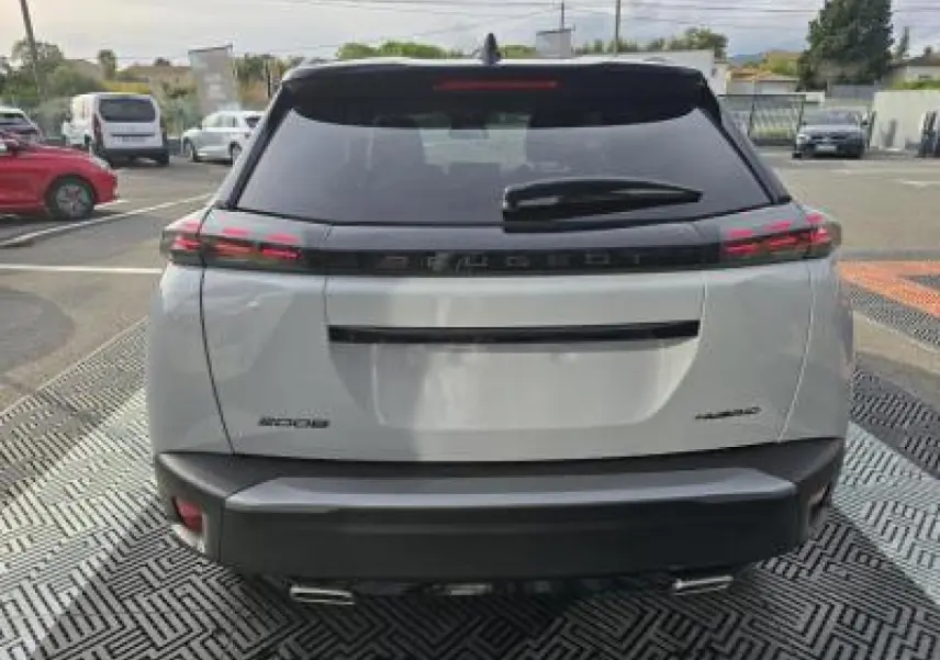 Profil droit du Peugeot 2008 II blanc Okenite avec toit noir et jantes bi-ton 17 pouces KARAKOY.