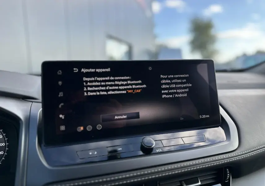 Écran tactile central affichant le menu Bluetooth du Nissan Qashqai III 2025, intérieur noir avec coutures grises.