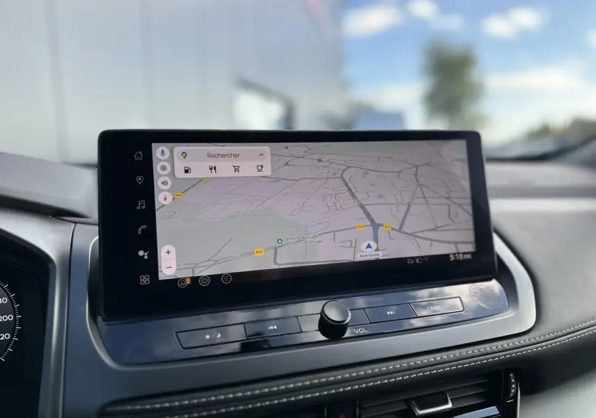 Gros plan sur l'écran tactile central affichant la navigation du Nissan Qashqai 2025 noir nacré.