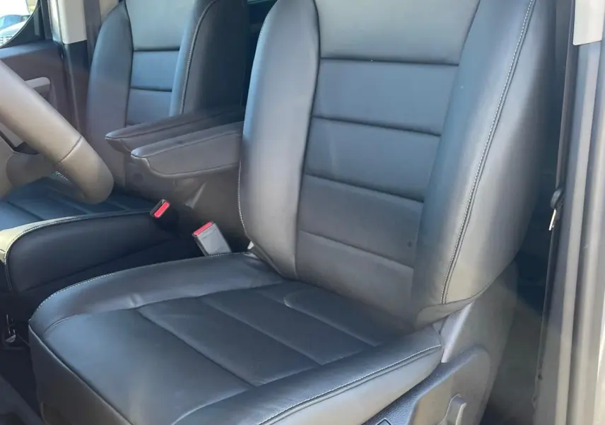 Vue de profil côté gauche d’un Citroën Jumpy Cabine Approfondie noir perla, avec jantes alliage et carrosserie lisse.