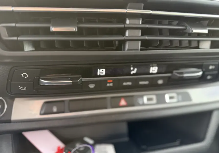 Détail de la console centrale intérieure du Citroën Jumpy Cabine Approfondie noir Perla, montrant la climatisation digitale à 19°C.