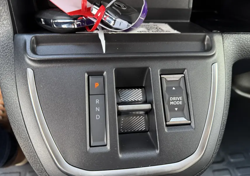 Gros plan sur la console centrale noire du Citroën Jumpy Cabine Approfondie 2026, avec commandes boîte auto et mode de conduite.