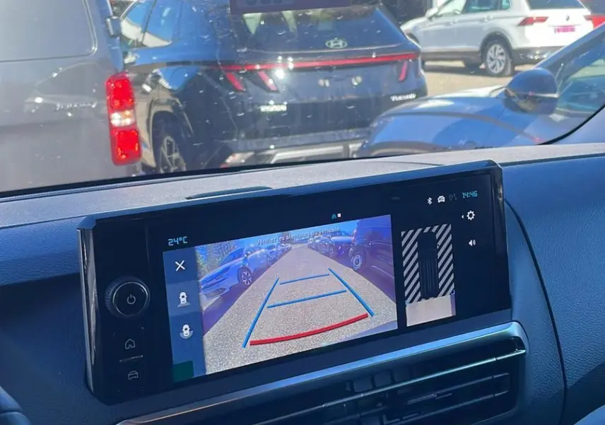 Gros plan sur la roue avant droite du Citroën Jumpy Cabine Approfondie noir perla, jante alliage moderne avec logo Citroën central.