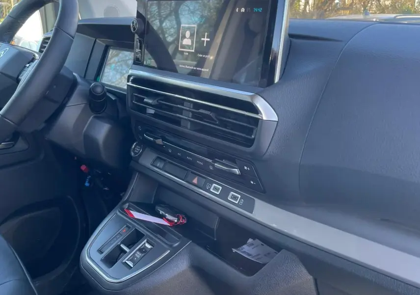 Écran numérique du tableau de bord du Citroën Jumpy cabine approfondie noir Perla, affichant la radio et l'état du véhicule.