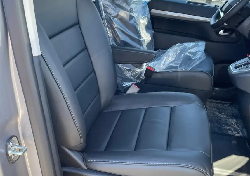 Vue intérieure côté conducteur du tableau de bord du Citroën Jumpy Cabine Approfondie 2026 avec écran tactile et commandes modernes.