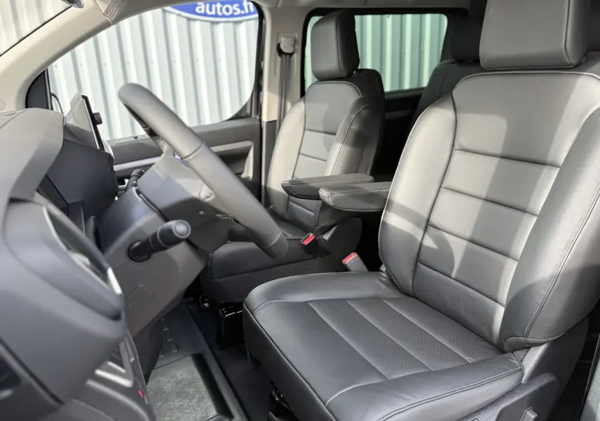 Vue intérieure côté conducteur du Citroën Jumpy cabine approfondie 2026, sièges cuir noirs avec accoudoir central.