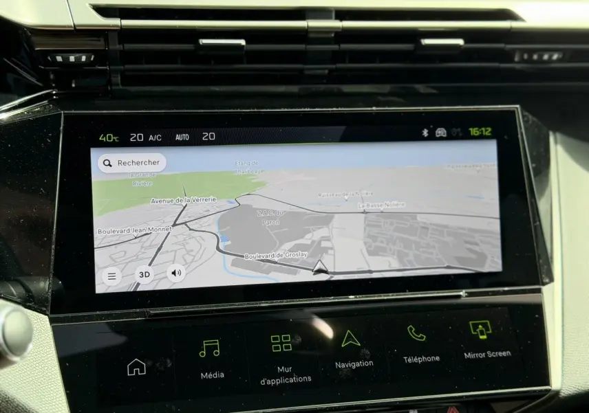 Écran tactile central du tableau de bord de la Peugeot 308 NV Hybrid 145 GT e-DSC6 avec navigation affichée.