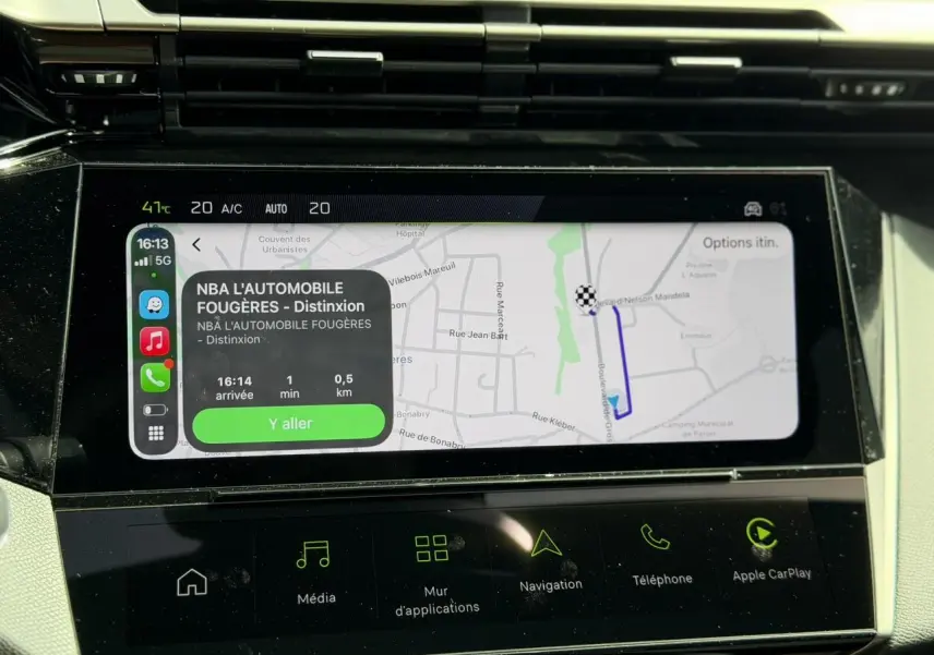 Écran tactile central du Peugeot 308 Hybrid blanc, affichant la navigation avec interface Apple CarPlay.
