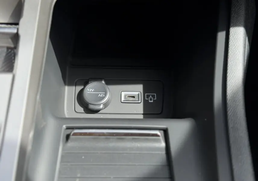 Prise 12V et port USB intégrés dans la console centrale noire du Peugeot 308 NV Hybrid 145 GT e-DSC6.