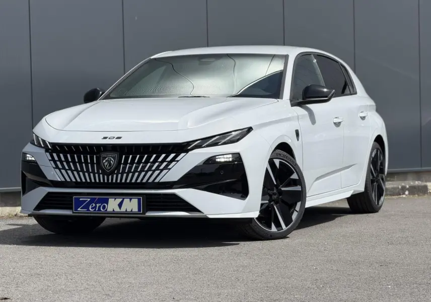 Peugeot 308 NV Hybrid blanc Okenite vue 3/4 avant droit avec calandre noire et jantes alliage bi-tons.