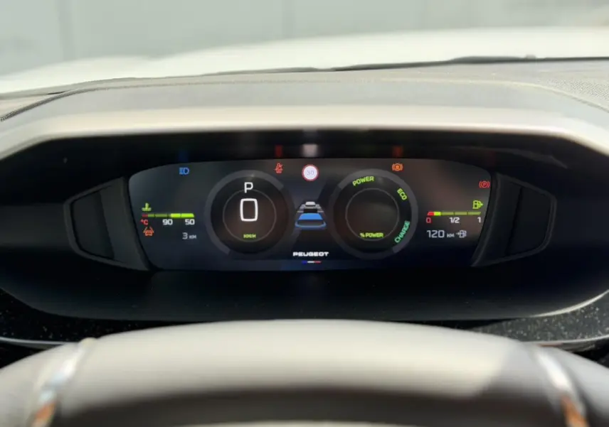 Vue rapprochée du combiné numérique du Peugeot 308 NV Hybrid 145 GT e-DSC6 affichant la vitesse, l'énergie et l'autonomie.