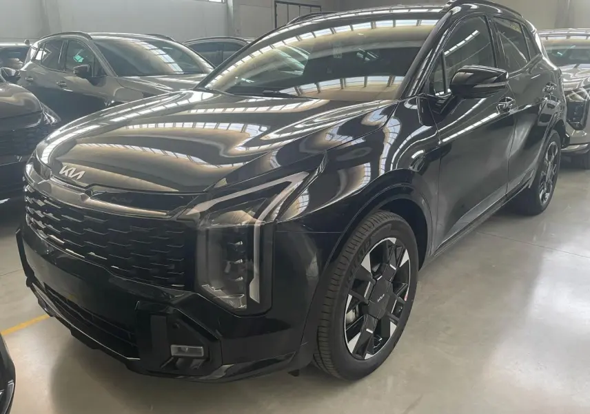 KIA Sportage hybride noir 2026 en vue 3/4 avant droit, avec calandre imposante et jantes noires distinctives.