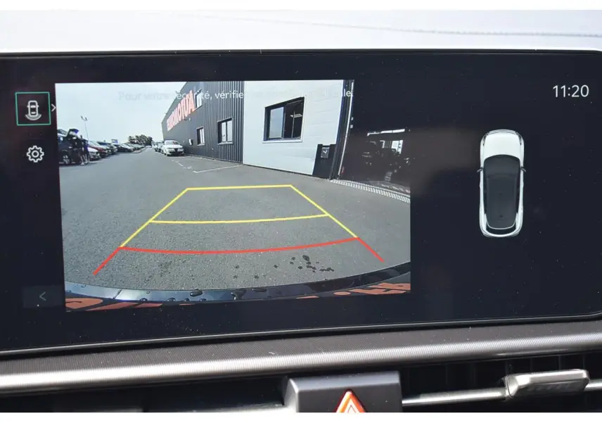 Écran tactile affichant la caméra de recul du Kia Sportage noir, avec lignes de guidage dynamiques visibles.