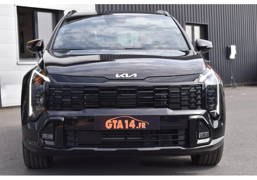 Vue frontale d'un KIA SPORTAGE noir 2026 avec calandre noire large et feux LED verticaux distinctifs.