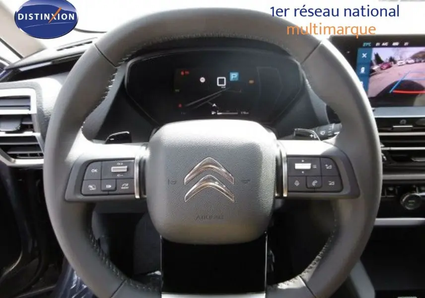 Intérieur du Citroën C5 X 2023, vue sur le volant et l'écran central affichant la caméra de recul.