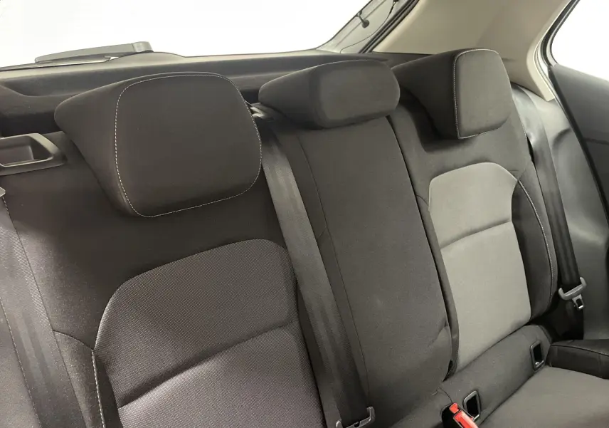 Vue rapprochée des sièges arrière noirs avec appuie-têtes et ceintures de sécurité d'une Skoda Fabia 2025.