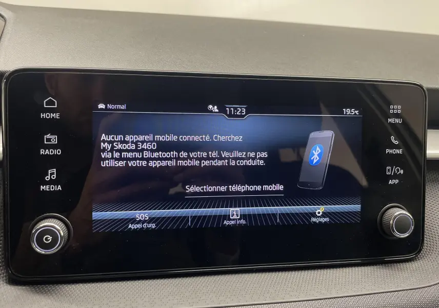 Écran tactile central du tableau de bord d'une Skoda Fabia gris argent, affichant le menu Bluetooth et les options connectées.
