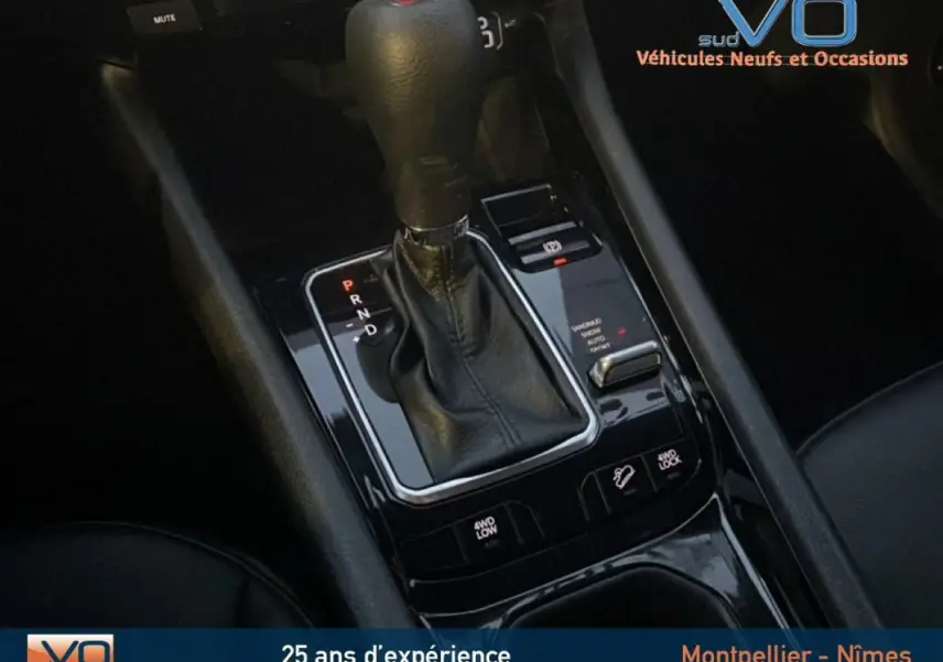 Gros plan sur la console centrale noire du Jeep Compass 2021, montrant le levier de vitesses automatique et commandes 4x4.