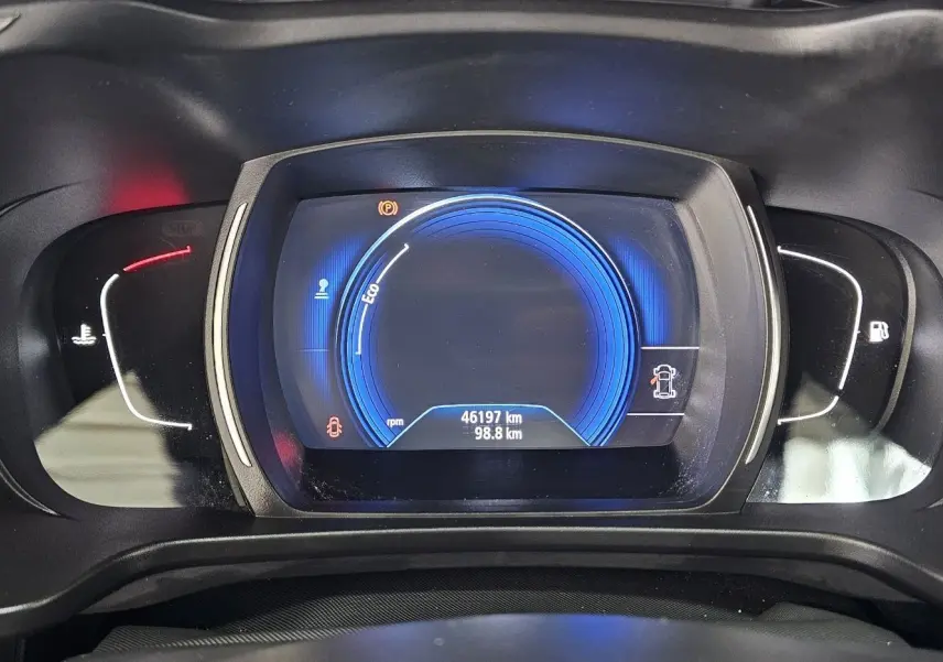 Vue rapprochée du tableau de bord numérique bleu du Renault Kadjar 2021, affichant 46 197 km au compteur.