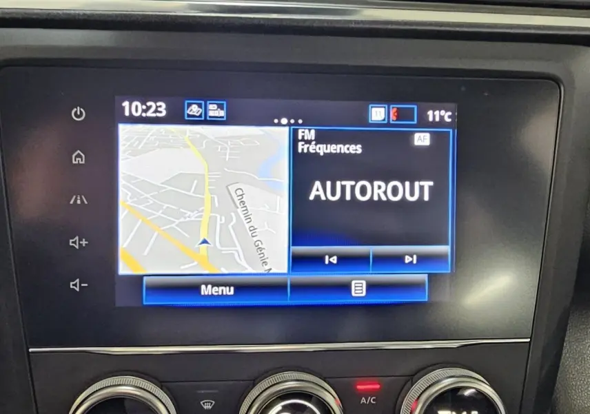 Écran tactile central du tableau de bord du Renault Kadjar noir, affichant la navigation et la radio FM.