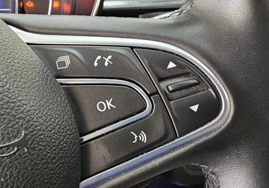 Gros plan sur les commandes au volant en cuir noir du Renault Kadjar 1.3i TCE 140 Hybrid intense 2021.