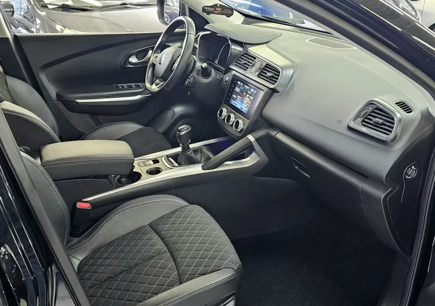 Intérieur noir du Renault Kadjar 2021 vu côté conducteur, avec sièges en cuir et tableau de bord moderne.