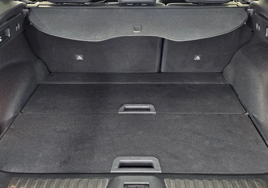 Coffre ouvert du Renault Kadjar noir 2021, vue arrière montrant un espace de chargement spacieux et bien fini.