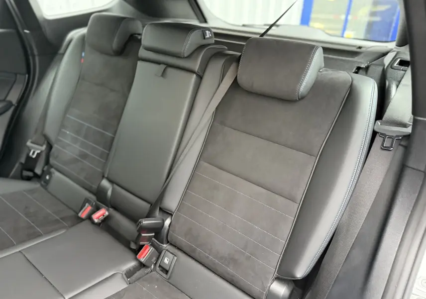 Vue caméra 360° du BMW X1 blanc mineral en stationnement, affichage écran intérieur avec guidage de trajectoire.