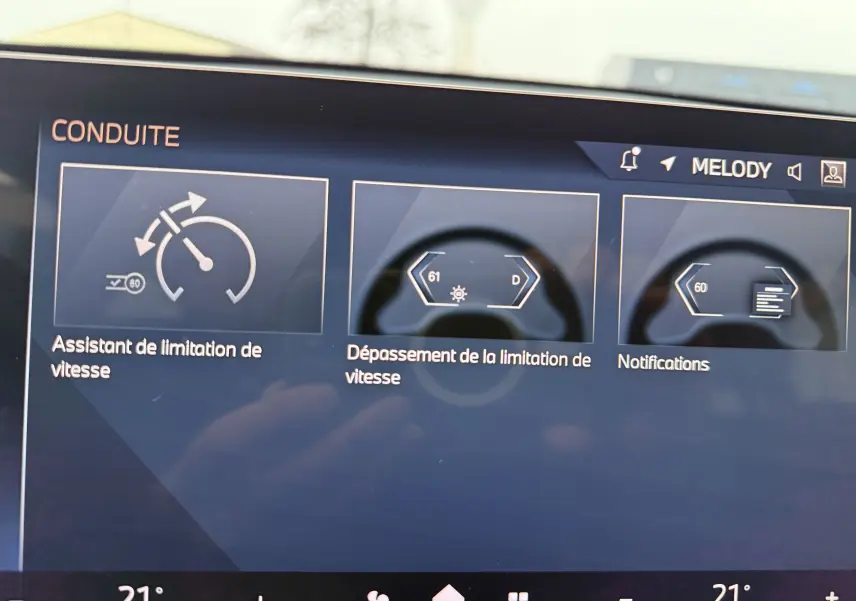 Gros plan sur la console centrale de la BMW X1 20D blanc minéral, montrant le levier de vitesses et les commandes multimédia.