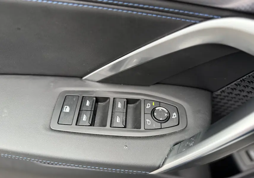 Détail du plafonnier intérieur noir du BMW X1 20D 163CH M SPORT 2025 avec éclairage et indicateur airbag passager.