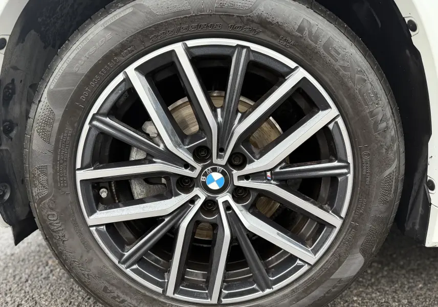 Tableau de bord numérique de BMW X1 20D M Sport 2025, affichage vitesse et compte-tours, ambiance intérieure sombre.