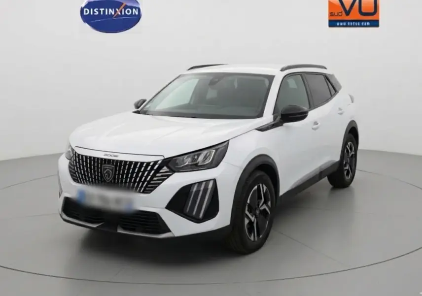 Peugeot 2008 blanc en 3/4 avant droit, avec barres de toit et jantes alliage 17 pouces visibles.