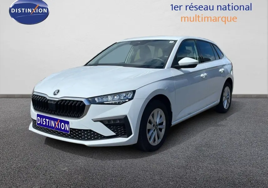 SKODA SCALA blanc glacier en 3/4 avant droit, avec calandre noire et jantes alliage 16 pouces.