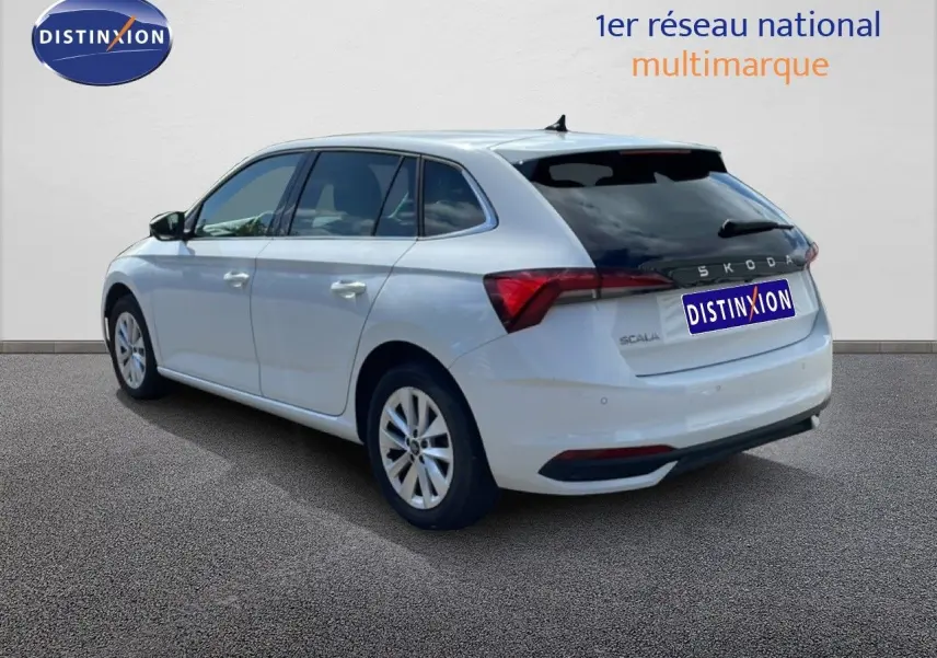 Vue 3/4 arrière droite d'une Skoda Scala blanc glacier avec vitres teintées et jantes alliage 16 pouces.