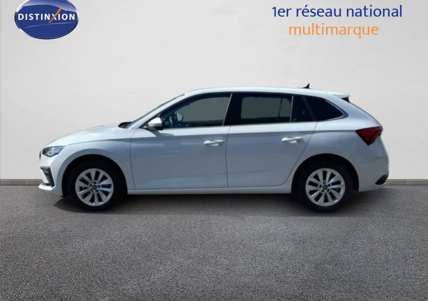 Vue de profil côté gauche d'une Skoda Scala blanc glacier, avec jantes alliage et vitres teintées.