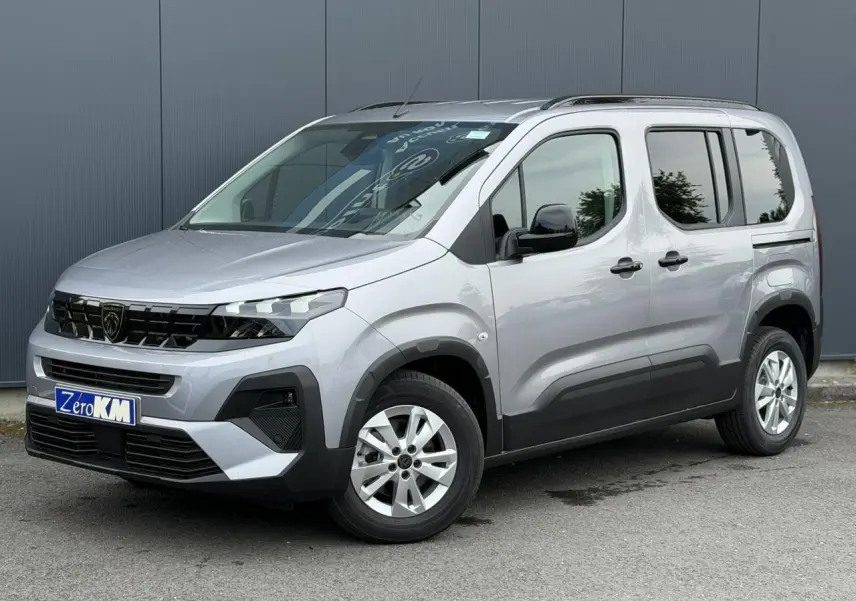Peugeot Rifter gris acier en 3/4 avant droit, avec portes latérales coulissantes et jantes alu 16 pouces.