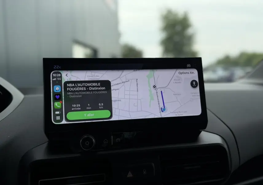 Écran tactile 10 pouces du Peugeot Rifter 2026 affichant la navigation GPS avec itinéraire en cours.