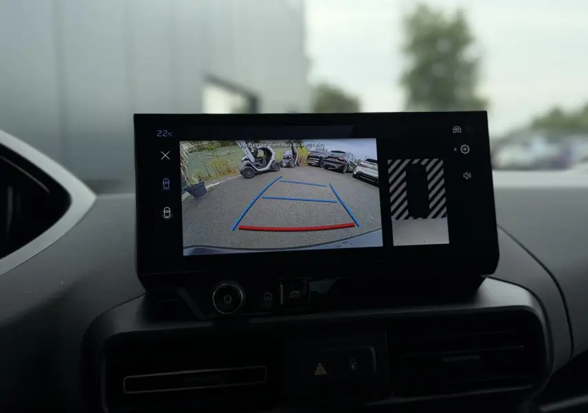 Écran tactile intérieur du Peugeot Rifter gris acier montrant la caméra de recul avec guidage dynamique.