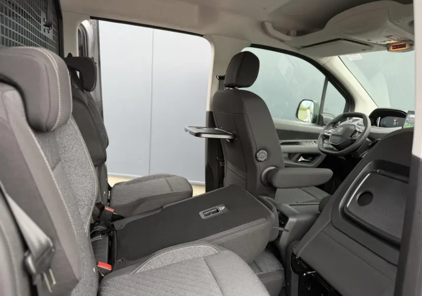 Vue intérieure côté droit du Peugeot Rifter gris acier 2026, montrant les sièges individuels arrière et le poste de conduite.
