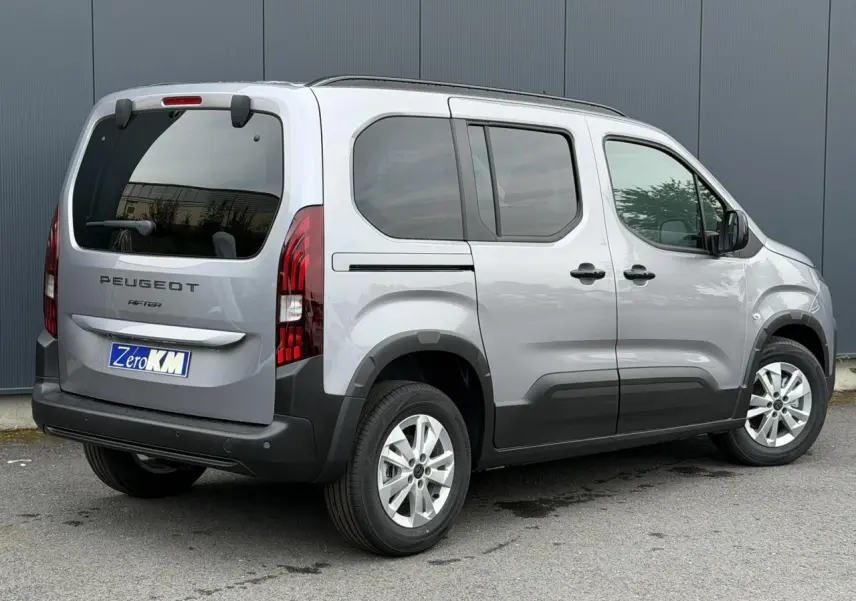 Peugeot Rifter gris acier vu en 3/4 arrière droit, avec vitres arrière surteintées et jantes alu 16 pouces.