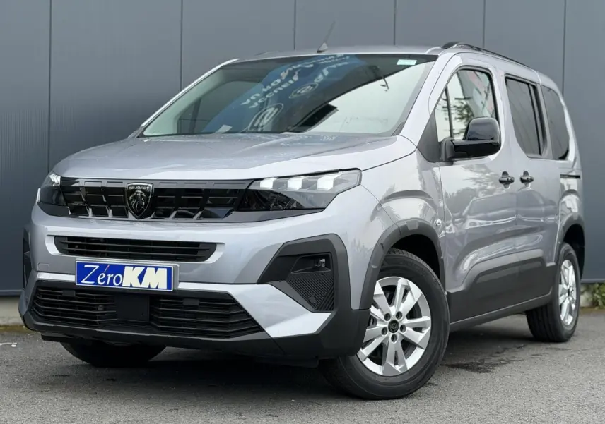 Peugeot Rifter gris acier vue 3/4 avant droit, avec calandre noire et jantes alu 16 pouces.