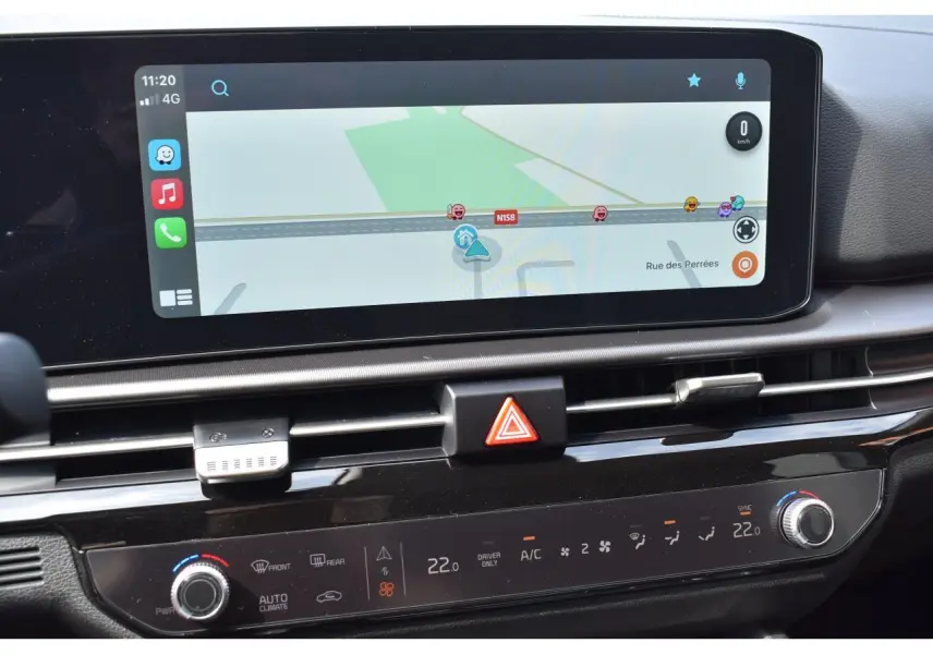 Vue rapprochée de la console centrale du Kia Sportage noir 2026, écran tactile 12,3 pouces avec navigation affichée.