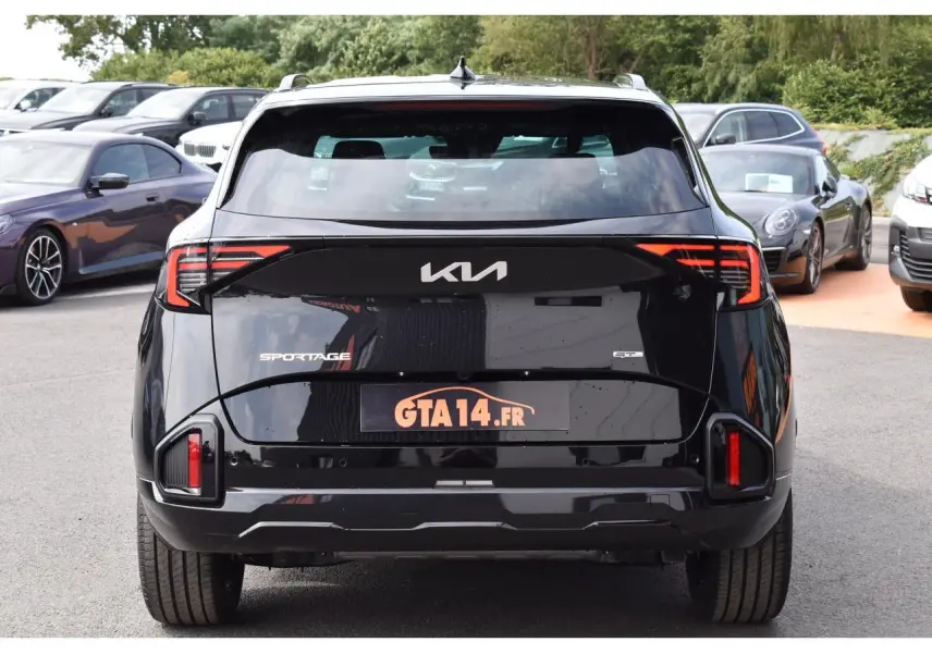 Vue arrière du KIA Sportage noir 2026 avec feux LED distinctifs et logo moderne sur le hayon.
