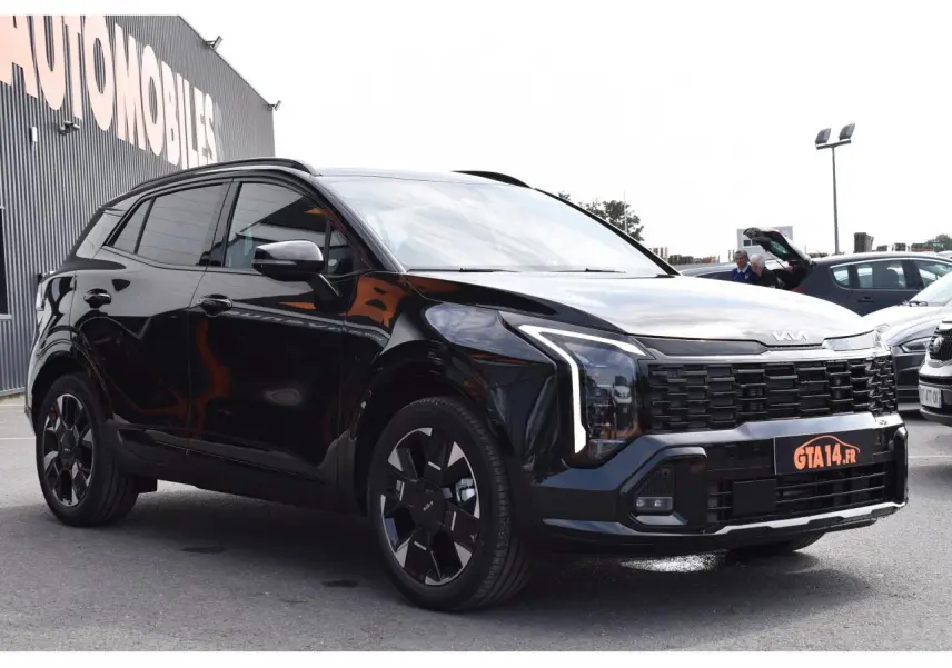 KIA Sportage hybride noir vu en 3/4 avant droit, avec calandre imposante et jantes 19 pouces noires.