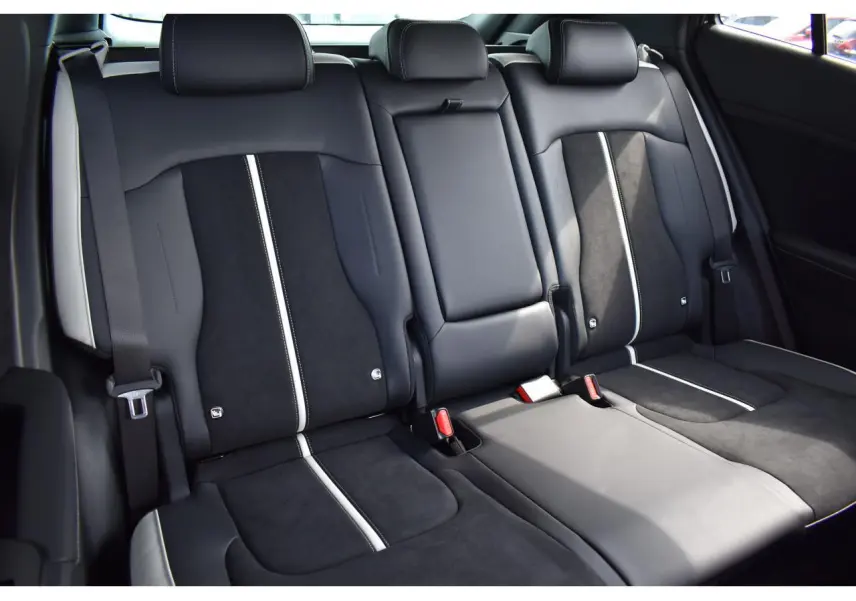 Vue rapprochée des sièges arrière bi-ton noir et gris du Kia Sportage hybride 2026, finition GT-Line.
